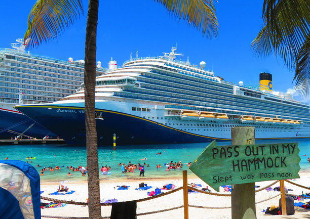 在嘉年华游轮前的吊床标牌前昏倒图片下载