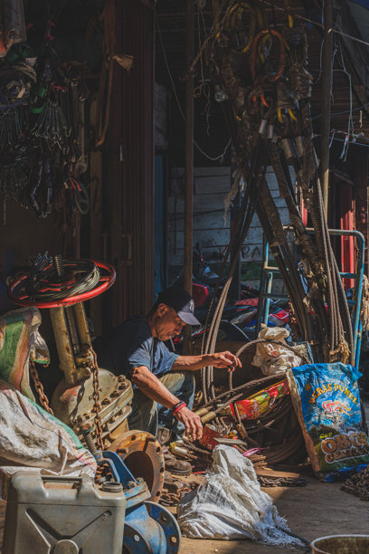 一个旧店前的跳蚤市场商人。图片下载