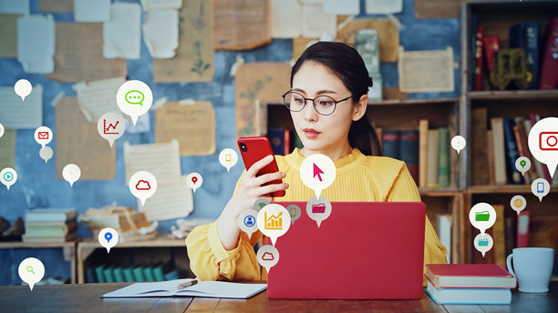 移动网络概念。软件的通知。图片下载