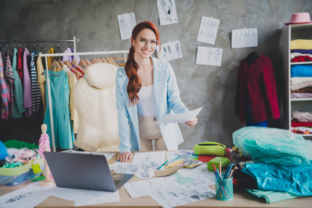 微笑快乐的专业设计师站在工作室办公室的照片素描图片下载