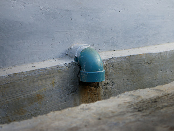 从沟里的排水管中滴下的水图片下载