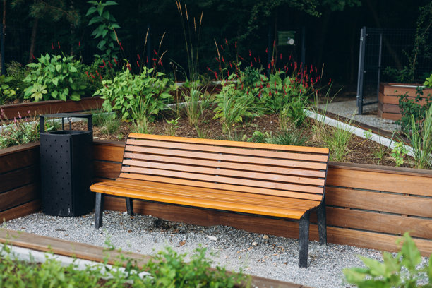 公园里的现代木凳和黑色垃圾桶。休闲区舒适的长椅。城市改善，城市规划，公共空间。图片下载