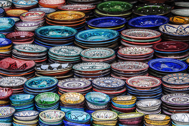 在市场上出售的陶器的全画幅镜头图片下载
