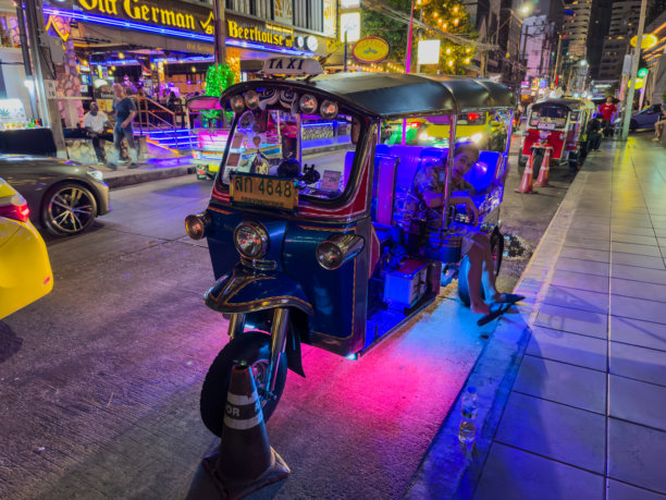 晚上，曼谷素坤逸路11号，霓虹灯下的嘟嘟车、俱乐部和酒吧图片下载