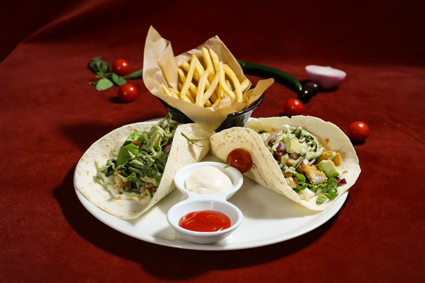 美味的鸡肉炸薯条玉米饼：生菜、番茄、奶油鳄梨，搭配番茄酱和蛋黄酱图片下载