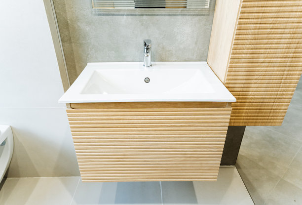 浴室配备了一个水槽和一个木柜，结合了水龙头、矩形、流体、木材、管道装置、地板、固定装置、地板和硬木等元素图片下载