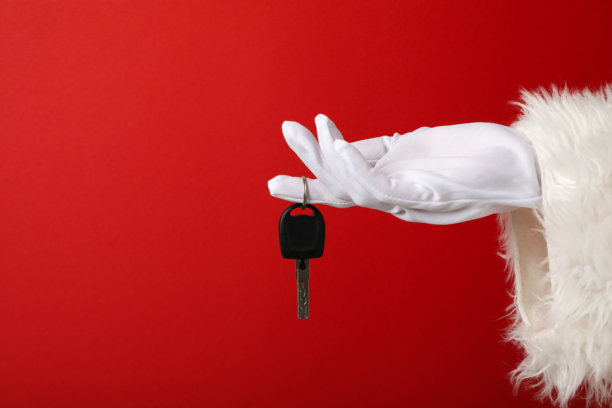 车钥匙在圣诞老人手里。图片下载