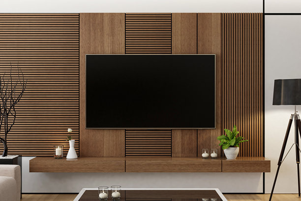 带橡木墙板和壁挂式电视屏幕的现代电视室图片下载