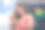 照片中可爱漂亮的女孩穿着时尚的衣服，手持设备阅读夏天后的户外天气图片下载