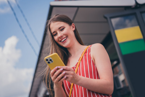 照片可爱的积极的好女孩穿着时尚的衣服拿着设备夏天的天气在户外图片下载