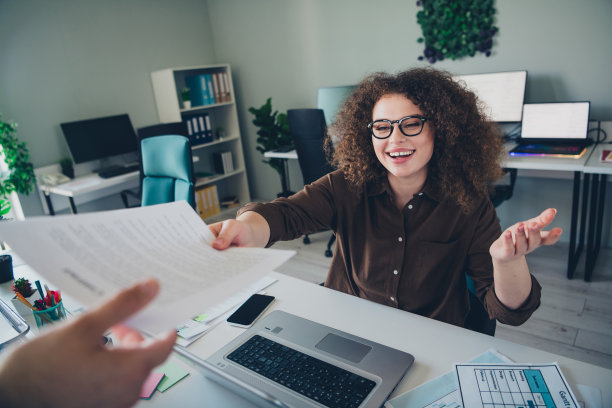 可爱的成功女性与合作伙伴在室内接受重要文件代理办公室的照片图片下载