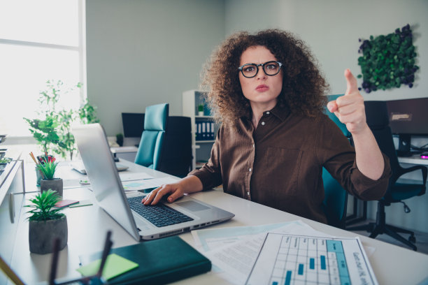 照片的疯狂疯狂的成功女性女士工作与现代科技商务中心办公室室内图片下载