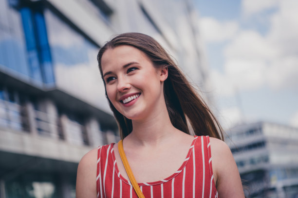 照片可爱的积极的好心情的女孩穿着时髦的衣服旅行小镇夏天的天气户外图片下载
