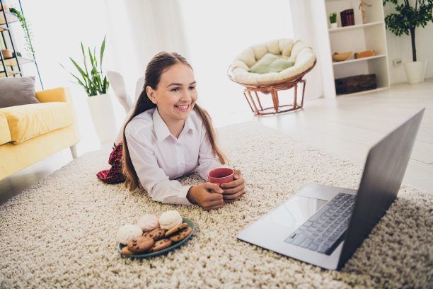 可爱的十几岁的女孩的全长照片看电影吃零食喝茶躺在地板上穿统一远程课程教育从家里在室内图片下载