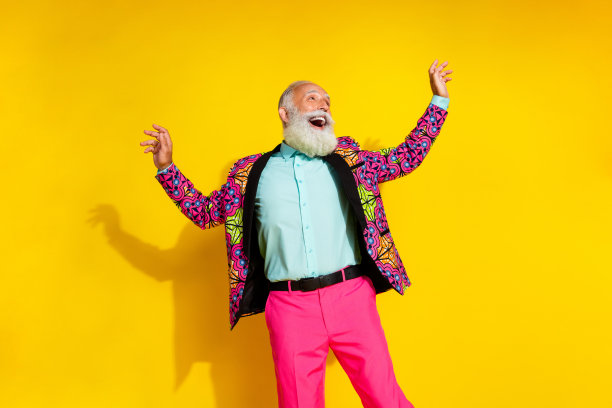 照片的快乐积极优雅的男人享受跳舞聚会穿彩色西装外套孤立的黄色背景图片下载