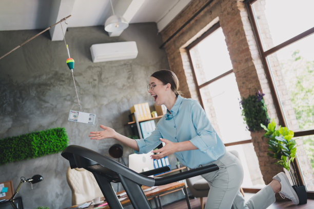 甜美迷人的女士助理的照片穿着衬衫跑跑步机抓钱在室内工作场所工作站图片下载