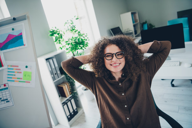 照片开朗可爱迷人的成功女性享受放松休息完成工作现代代理办公室室内图片下载