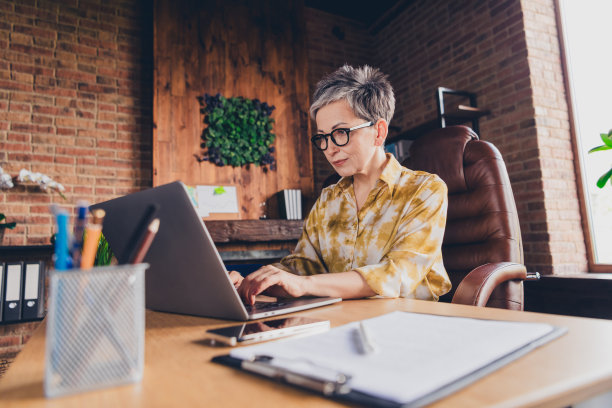 漂亮高级女性工作上网本交易合同穿正装合作成功nice light办公室的照片图片下载