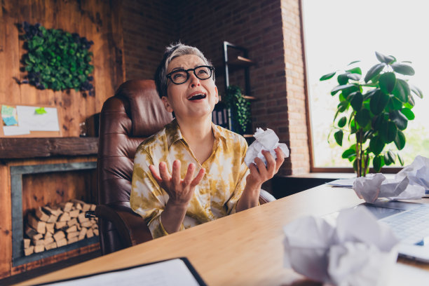 悲伤沮丧的高级女士坐在扶手椅的照片错误问题失败项目现代阁楼室内室内工作站工作空间图片下载