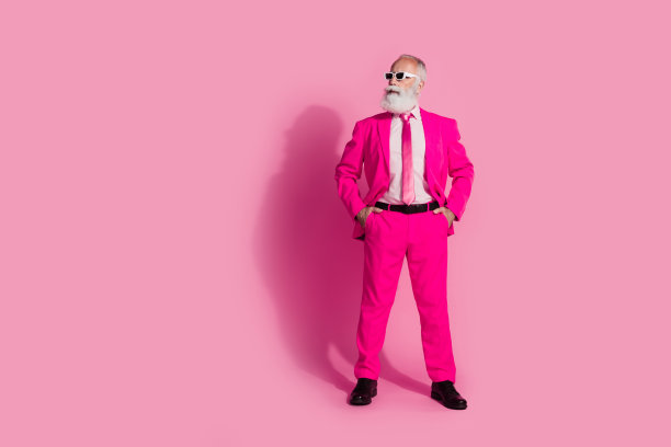 老酷男人绅士男友的全身照片看起来空的空间戴太阳镜时尚的粉红色西装孤立在柔和的背景图片下载
