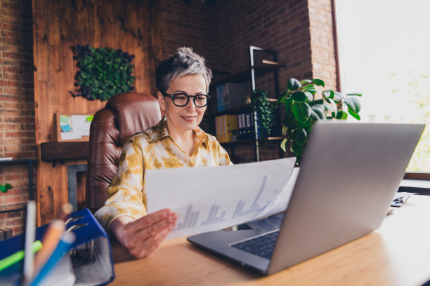 可爱成功的高级女士坐在扶手椅的照片分析报告现代阁楼室内室内工作站工作空间图片下载