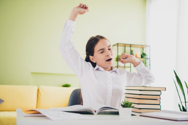 照片肖像可爱的十几岁的女学生累了打哈欠伸懒腰穿着统一的家庭教育理念学校内部图片下载