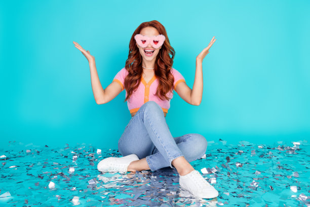 漂亮的年轻女孩的全尺寸照片蓬松的太阳镜兴奋的五彩纸屑穿时髦的粉红色服装孤立的海蓝宝石色背景图片下载