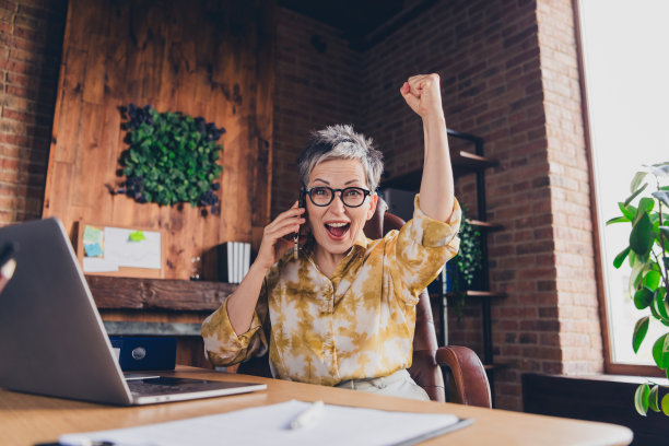 漂亮的高级女性的照片通话电话获胜举起拳头穿正装共同工作成功漂亮的光办公室图片下载