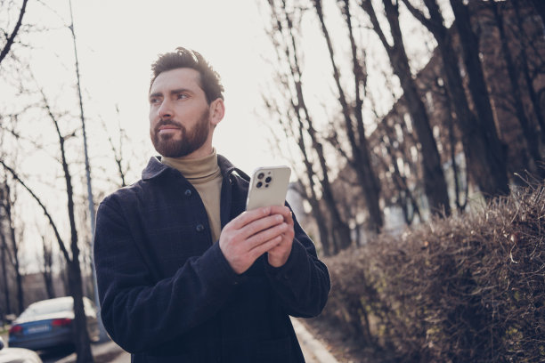 成熟迷人的好男人穿着时髦的衣服漫步在城市街道秋日户外的照片图片下载