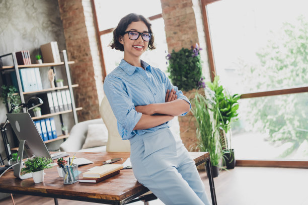 照片开朗积极的女士招聘人员穿着衬衫，眼镜双臂交叉在室内工作场所工作站阁楼图片下载