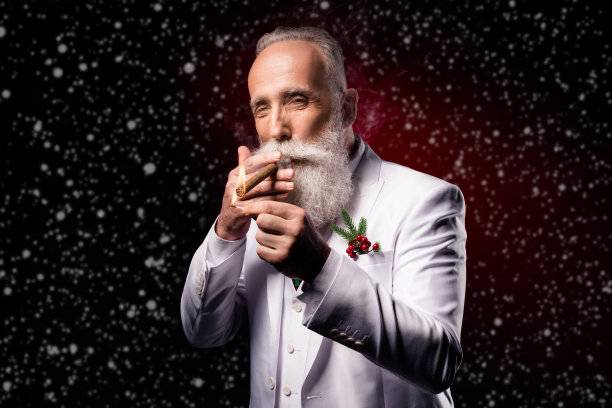 照片老人聚会庆祝新年前夜烟雪茄打火机孤立在深色背景图片下载