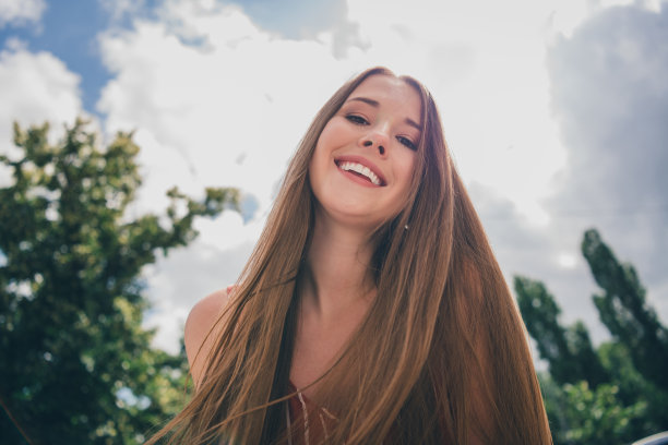 照片中开朗开朗的漂亮女孩穿着时髦的衣服，享受夏日阳光明媚的好天气图片下载