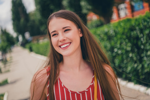 照片可爱的积极开朗的女孩穿着时髦的衣服走镇夏天的户外天气图片下载