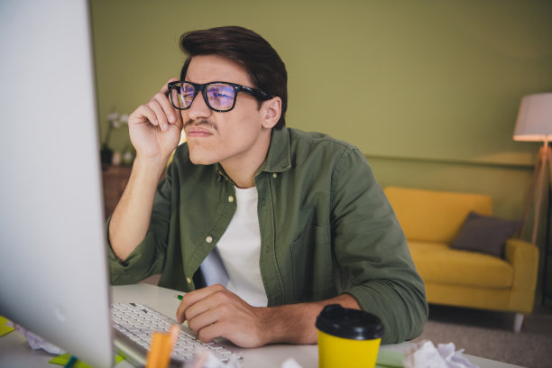 有趣的成年男子的照片坐在桌子工作从家里舒适的室内房间公寓工作场所工作空间晚上的灯光在室内图片下载