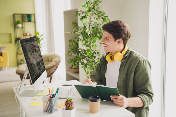 照片开朗漂亮的成功男士经理坐在椅子上工作的现代工作站工作空间室内图片下载