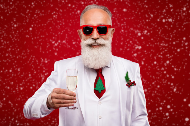 漂亮的白发老人的照片拿着香槟，戴着眼镜，白色夹克孤立的红色背景图片下载
