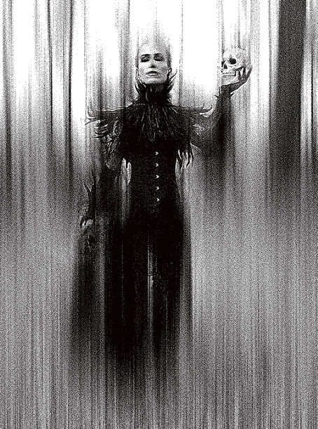 阴森的女鬼拿着头骨图片下载