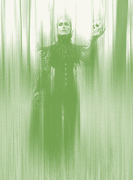 阴森的女鬼拿着头骨图片下载