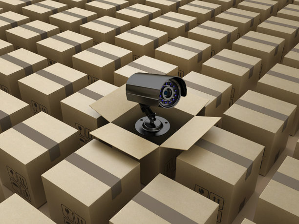 装有硬纸板箱的安全摄像头图片下载