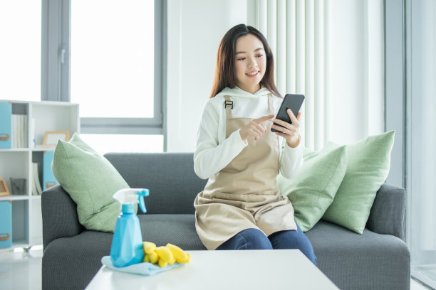 漂亮的女孩打扫房子图片下载