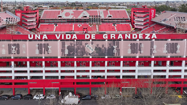阿韦亚内达的“亚特兰蒂斯独立俱乐部”体育场。体育场的名字是:阿萨姆卡解放者-里卡多·博基尼。无人机鸟瞰图。图片下载