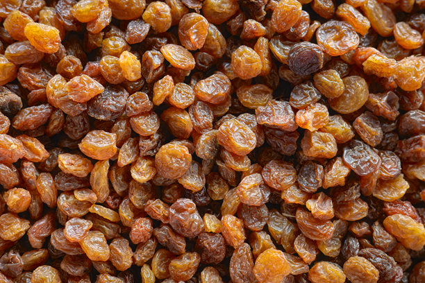 金色苏丹葡萄干的特写照片，选择性正面聚焦。图片下载