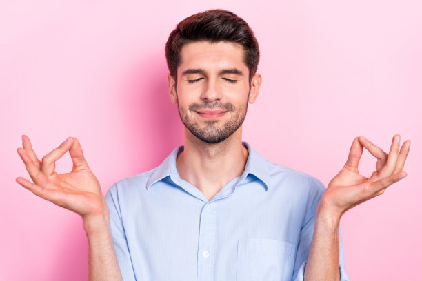 平静的绅士在工作日后放松的特写照片，享受粉红色背景下孤立的寂静图片下载