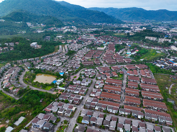 在秋天日落或日出时间鸟瞰住宅和车道附近。拥挤的房屋。泰国普吉岛的建筑俯瞰图图片下载