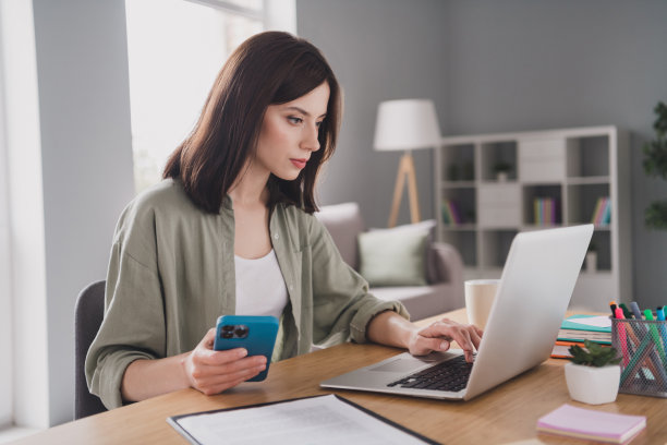 照片集中专注女黑客编写服务器程序代码硬件软件数据库上网本办公室室内工作站图片下载
