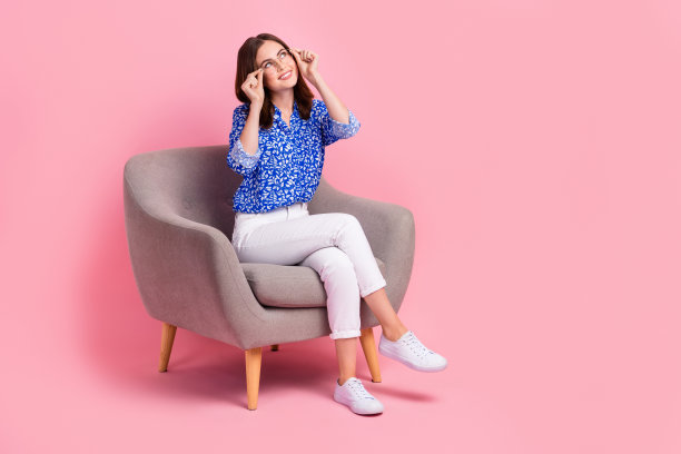 全长照片积极梦幻的女人穿着蓝色衬衫手臂眼镜看起来空的空间孤立的粉红色背景图片下载