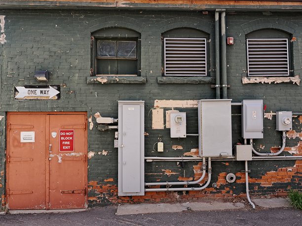 办公楼后面，形状粗糙，小巷里有电器接线盒和仪表图片下载