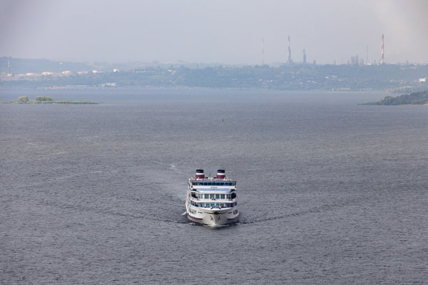 河上的一艘四层客轮。图片下载