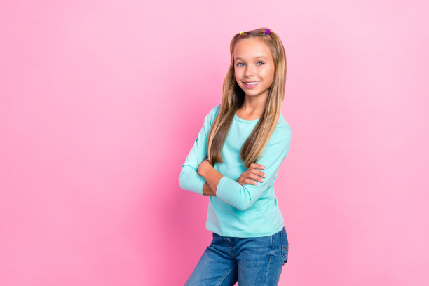 特写照片的年轻漂亮可爱的少女小女士自信交叉手臂好心情书呆子空的空间广告购物提供孤立的粉红色背景。图片下载