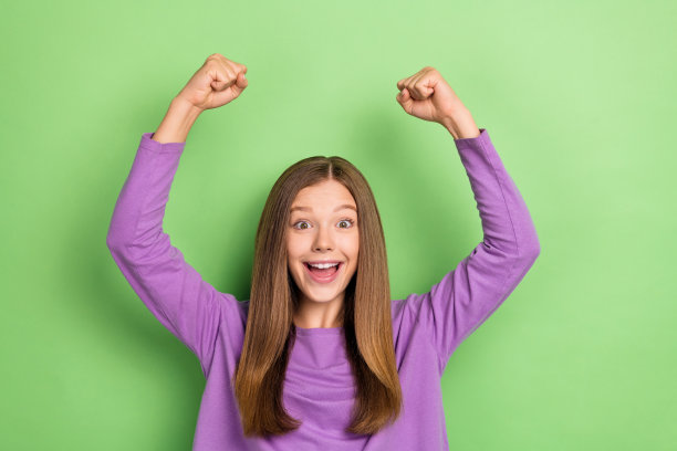 照片的开朗高兴的女士穿着时髦的紫色服装欢喜销售折扣低价购物孤立的绿色背景图片下载